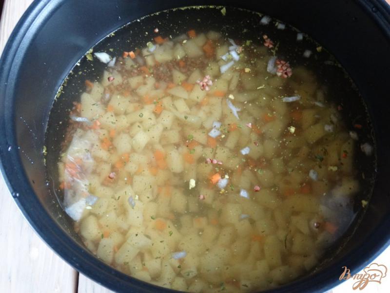 Фото приготовление рецепта: Гречневый суп с куриными фрикадельками шаг №4