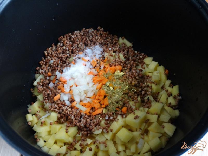 Фото приготовление рецепта: Гречневый суп с куриными фрикадельками шаг №3