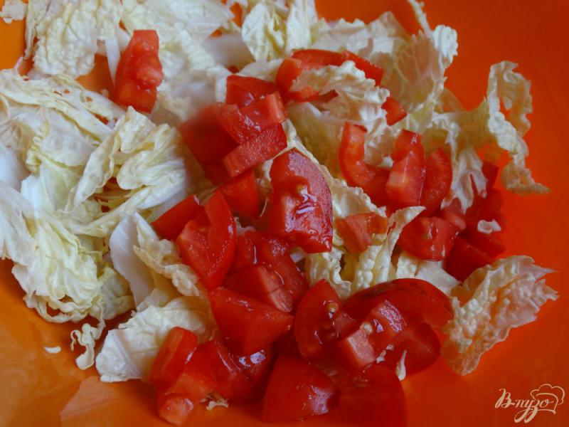 Фото приготовление рецепта: Салат с пекинской капустой и омлетом шаг №3