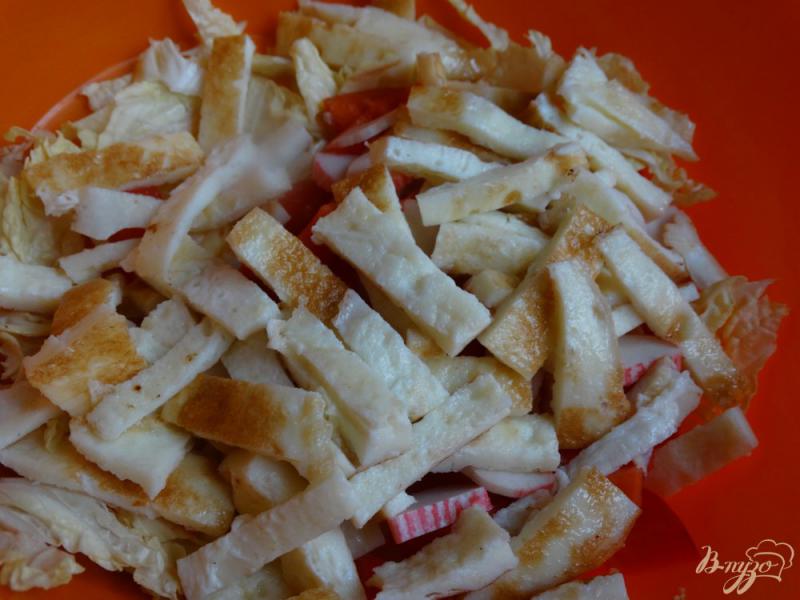Фото приготовление рецепта: Салат с пекинской капустой и омлетом шаг №5