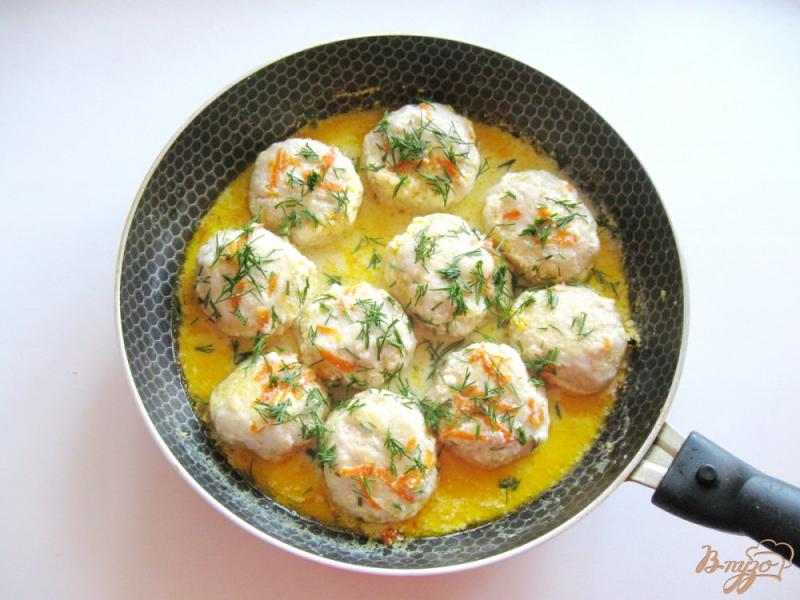 Фото приготовление рецепта: Куриные тефтели с моцареллой в сливочном соусе шаг №9
