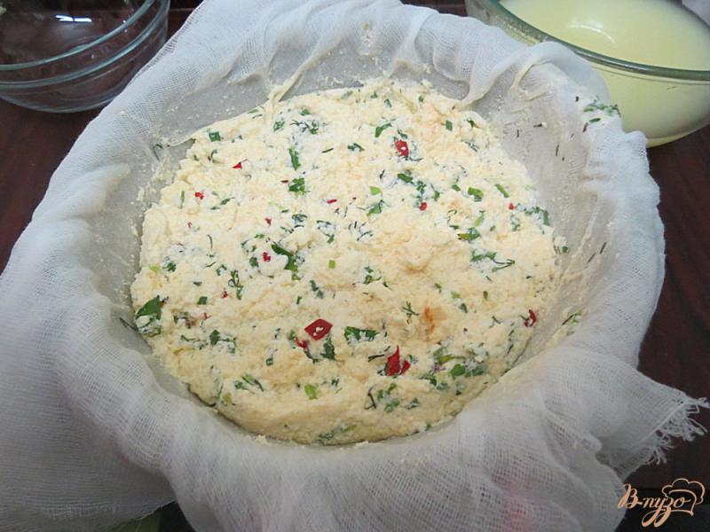 Фото приготовление рецепта: Сыр домашний с укропом и перцем чили и тмином шаг №7