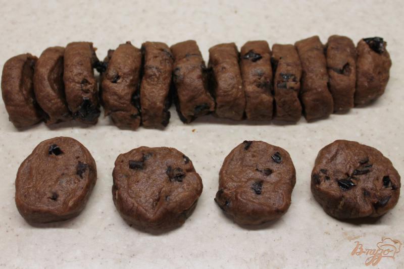 Фото приготовление рецепта: Шоколадное печенье с имбирем и черносливом шаг №5