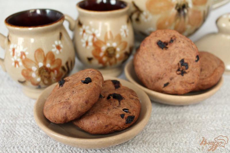 Фото приготовление рецепта: Шоколадное печенье с имбирем и черносливом шаг №6