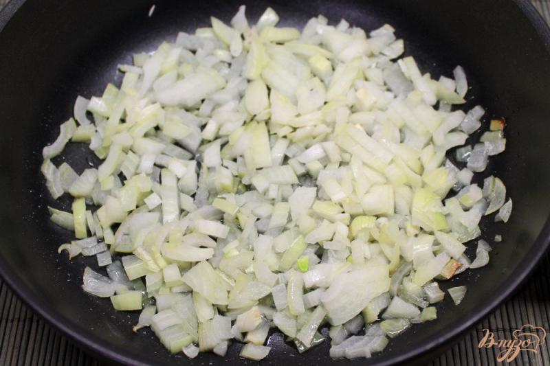 Фото приготовление рецепта: Капуста тушеная с картофелем и яблоком шаг №1