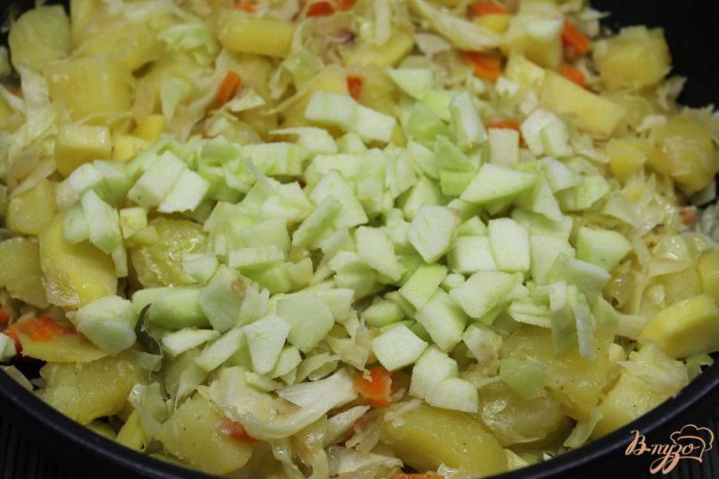 Фото приготовление рецепта: Капуста тушеная с картофелем и яблоком шаг №6