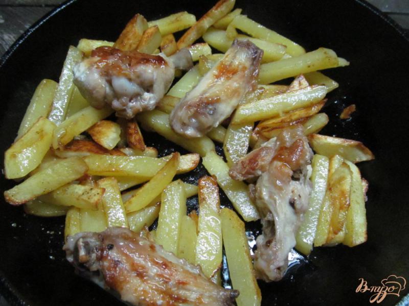 Фото приготовление рецепта: Куриные крылья с картофелем фри шаг №3