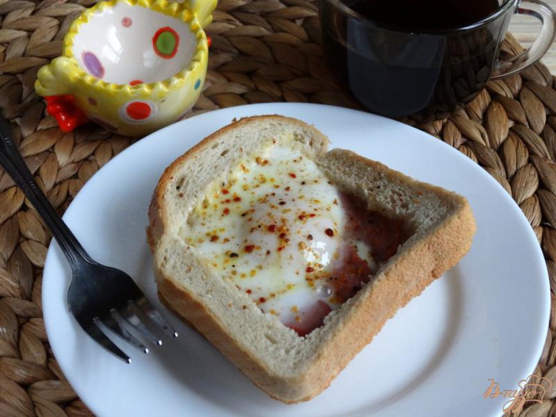 Фото приготовление рецепта: Завтрак в хлебной рамке шаг №5