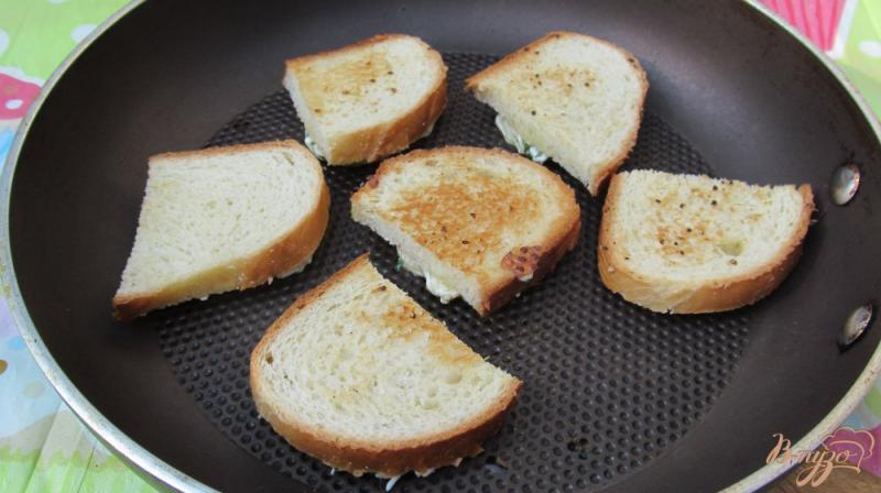 Фото приготовление рецепта: Горячие бутерброды с брынзой шаг №4