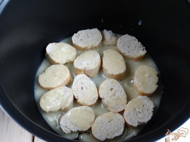 Фото приготовление рецепта: Омлет с сервелатом, сыром и багетом шаг №3