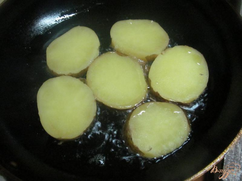 Фото приготовление рецепта: Тюлька на ломтиках хрустящего картофеля. шаг №3