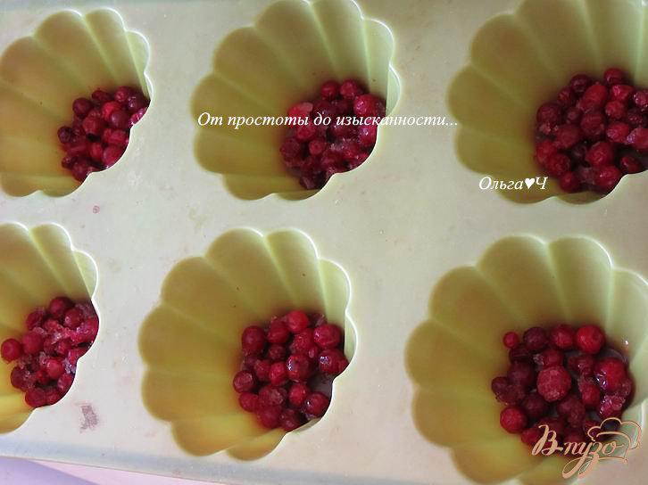 Фото приготовление рецепта: Яблочные кексы с брусникой шаг №4
