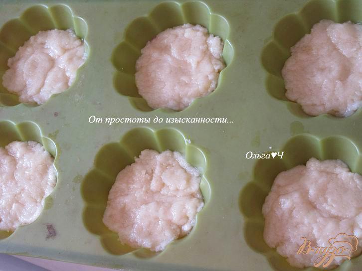 Фото приготовление рецепта: Яблочные кексы с брусникой шаг №5