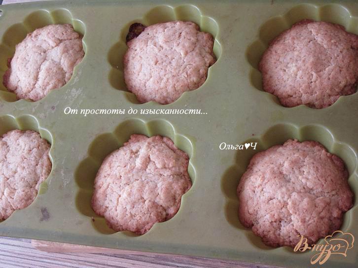 Фото приготовление рецепта: Яблочные кексы с брусникой шаг №6