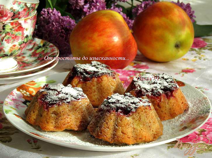 Фото приготовление рецепта: Яблочные кексы с брусникой шаг №7