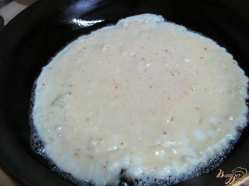Фото приготовление рецепта: Теплый салат из омлета и цветной капустой шаг №2