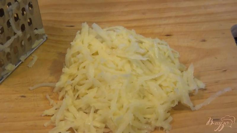 Фото приготовление рецепта: Картофельные оладьи шаг №2