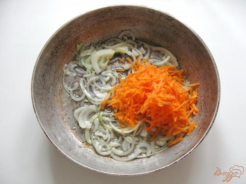 Фото приготовление рецепта: «Плов» с сосисками и квашеной капустой в сковороде шаг №1