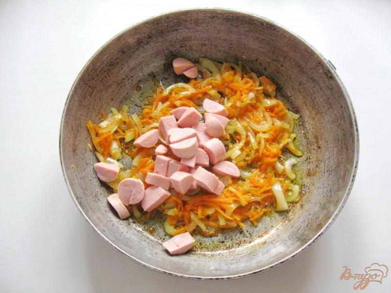 Фото приготовление рецепта: «Плов» с сосисками и квашеной капустой в сковороде шаг №2