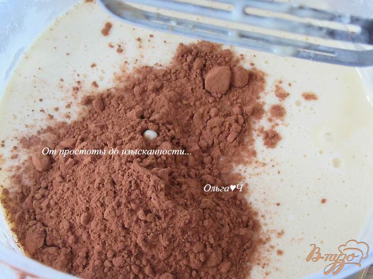 Фото приготовление рецепта: Шоколадно-творожный пирог с брусникой и миндалем шаг №4
