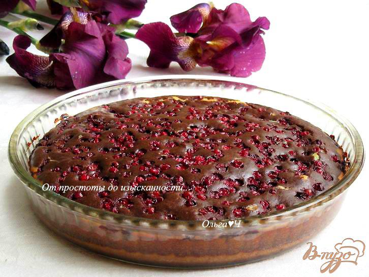 Фото приготовление рецепта: Шоколадно-творожный пирог с брусникой и миндалем шаг №8