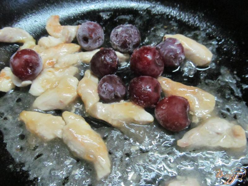 Фото приготовление рецепта: Овсянка с курицей в вишневом соусе шаг №4