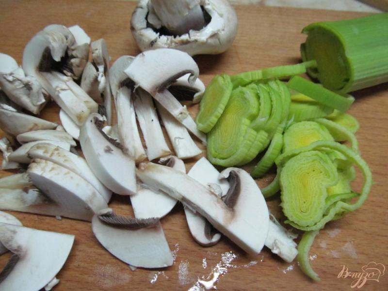 Фото приготовление рецепта: Курица с грибами и луком-порей шаг №2