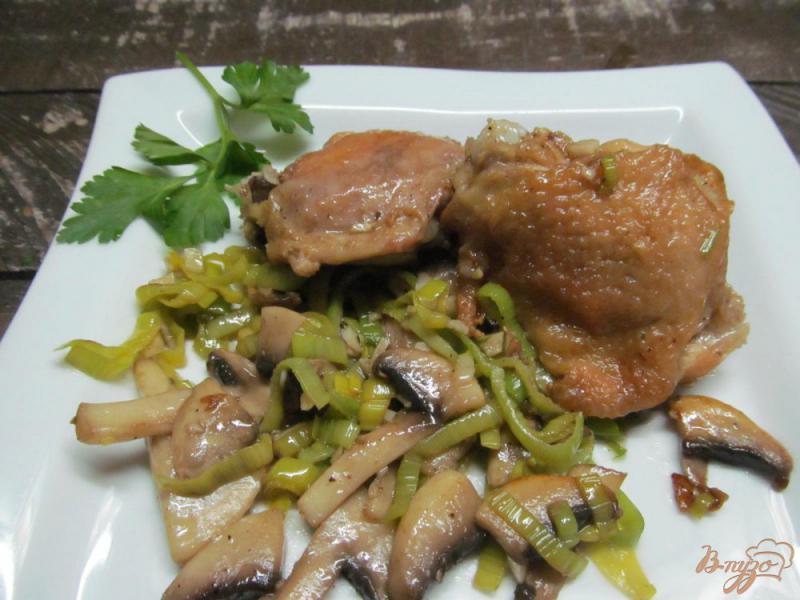 Фото приготовление рецепта: Курица с грибами и луком-порей шаг №6