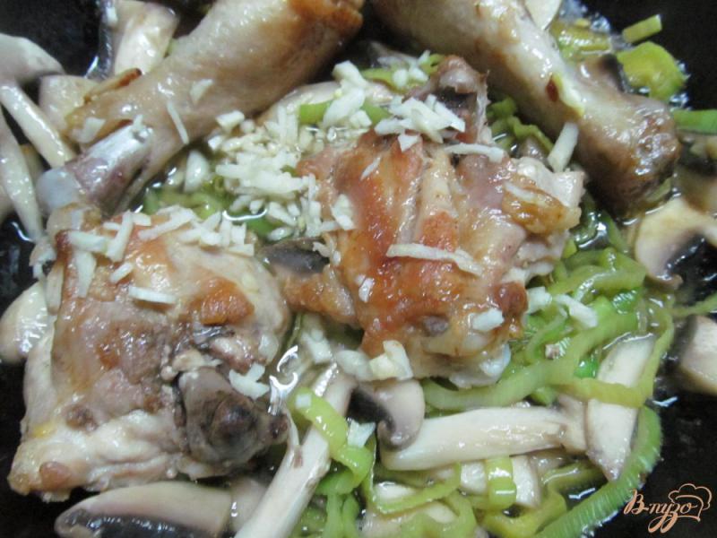 Фото приготовление рецепта: Курица с грибами и луком-порей шаг №4