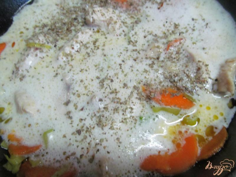 Фото приготовление рецепта: Кремовое рагу из курицы и перловки шаг №3