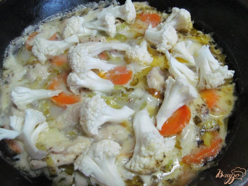 Фото приготовление рецепта: Кремовое рагу из курицы и перловки шаг №4