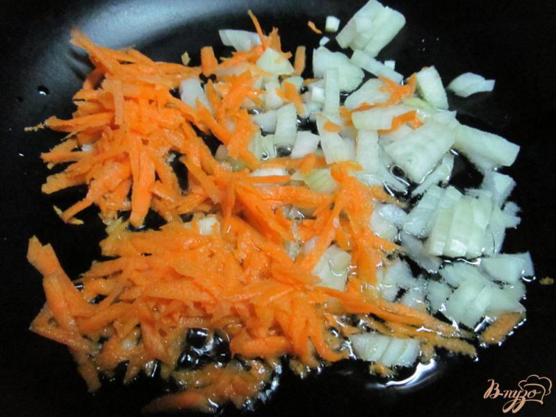 Фото приготовление рецепта: Салат из крабовых палочек с маринованными грибами шаг №1