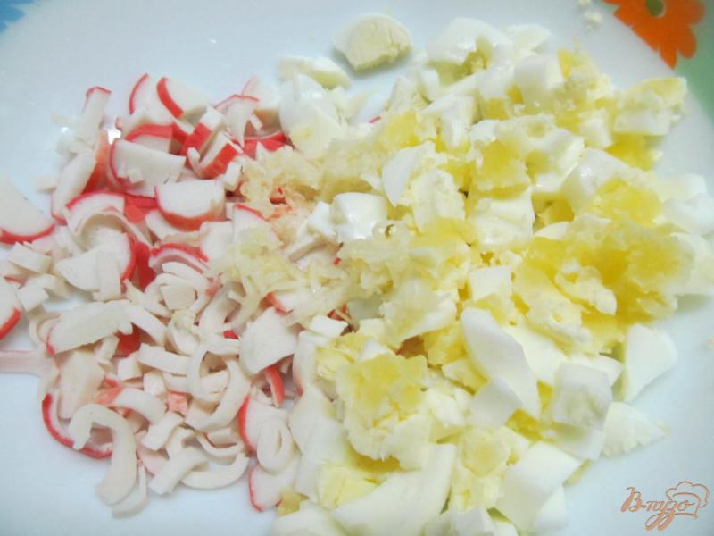 Фото приготовление рецепта: Салат из крабовых палочек с маринованными грибами шаг №3