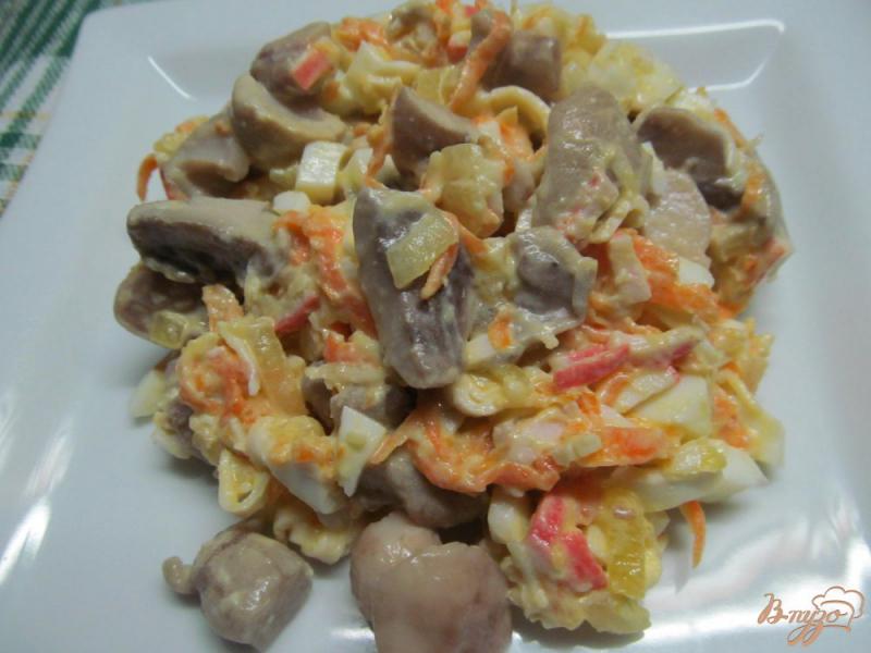 Фото приготовление рецепта: Салат из крабовых палочек с маринованными грибами шаг №5