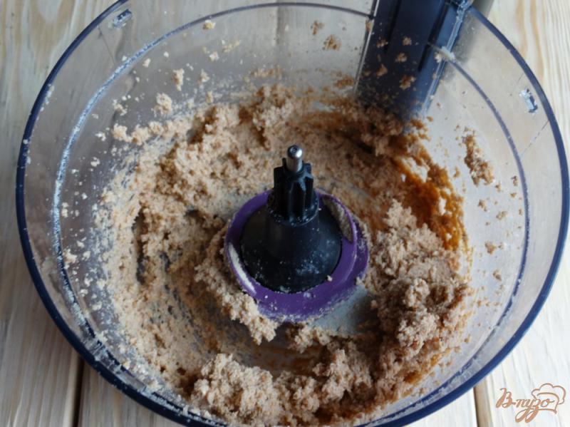 Фото приготовление рецепта: Домашние конфеты из арахисовой пасты и творога шаг №2