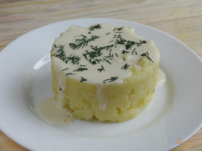 Фото приготовление рецепта: Картофельное пюре с сырным соусом шаг №8