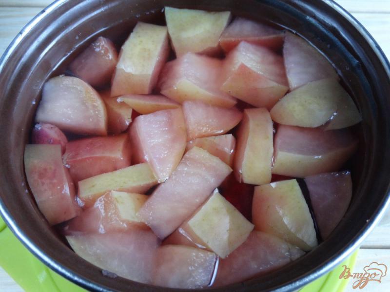 Фото приготовление рецепта: Яблочно-кизиловый компот шаг №4