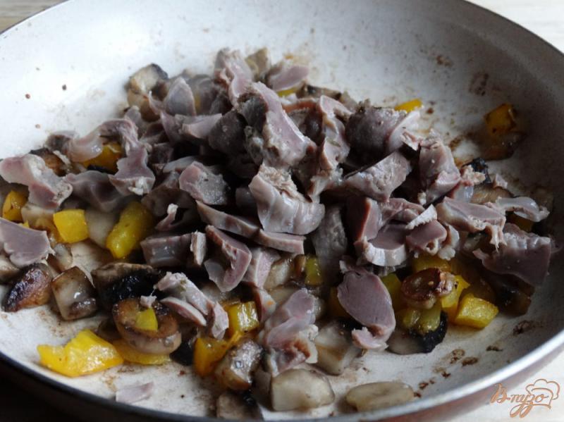 Фото приготовление рецепта: Гречка с грибами и куриными желудочками шаг №2