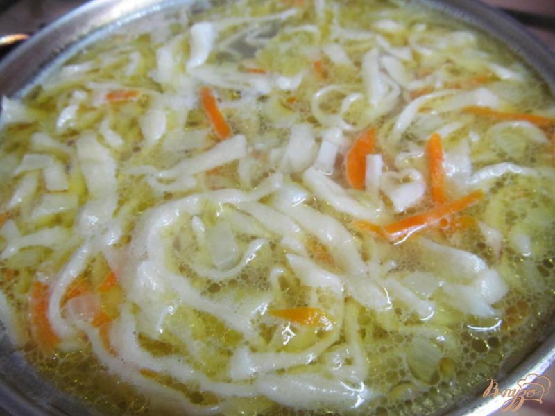 Фото приготовление рецепта: Куриный суп с домашней лапшой шаг №5