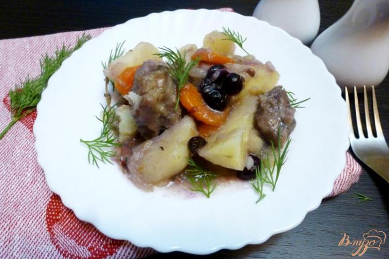 Фото приготовление рецепта: Баранина с картофелем и виноградом шаг №4