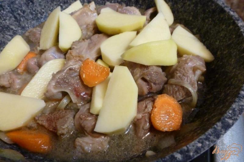 Фото приготовление рецепта: Баранина с картофелем и виноградом шаг №2