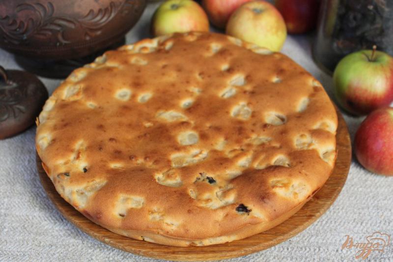 Фото приготовление рецепта: Пирог на сметане с яблоками и черносливом шаг №6