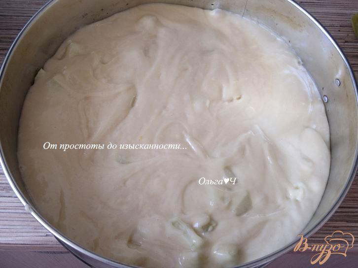 Фото приготовление рецепта: Яблочный пирог с орехами шаг №4
