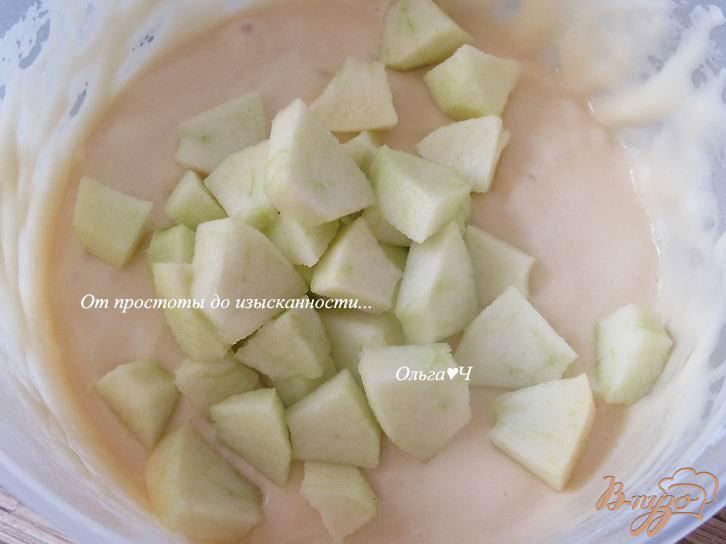 Фото приготовление рецепта: Яблочный пирог с орехами шаг №3