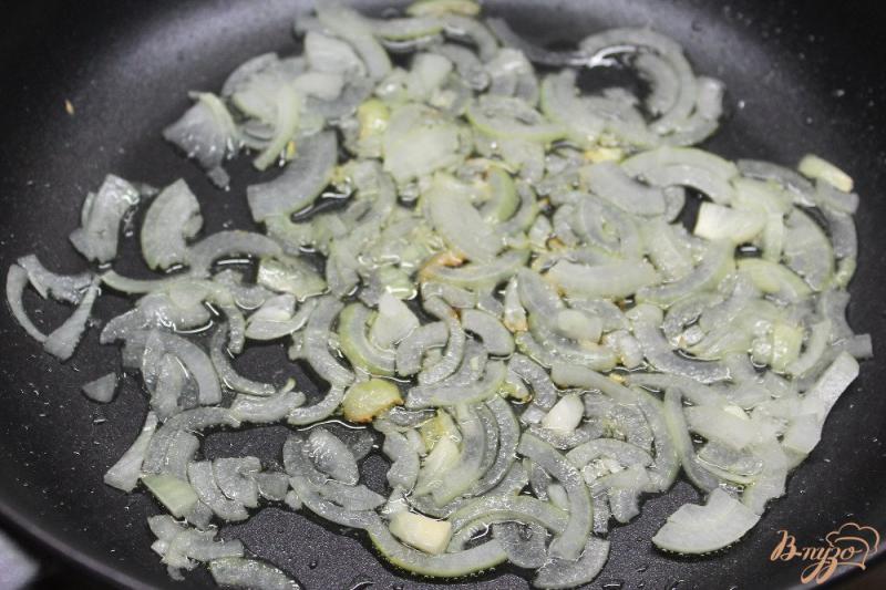 Фото приготовление рецепта: Омлет с цветной капустой и солеными оливками шаг №1