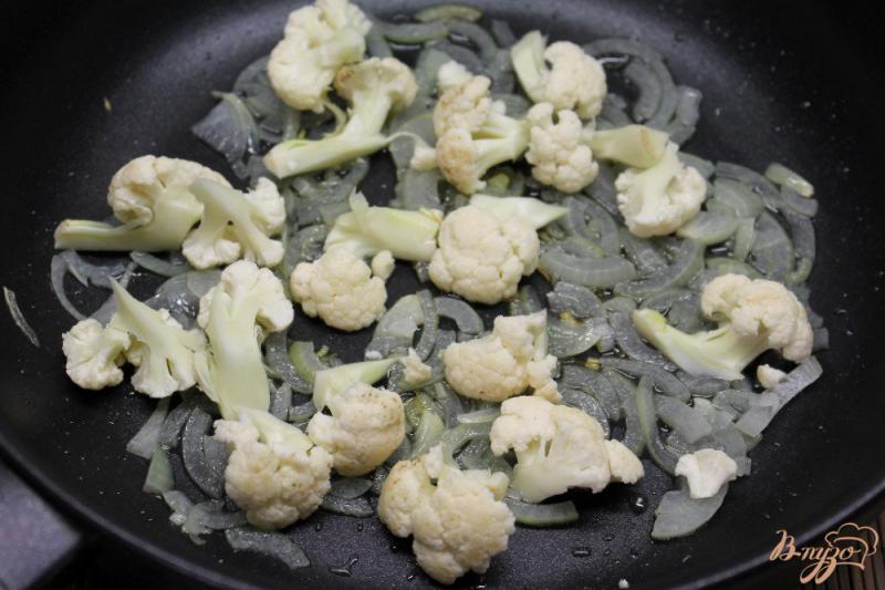 Фото приготовление рецепта: Омлет с цветной капустой и солеными оливками шаг №2