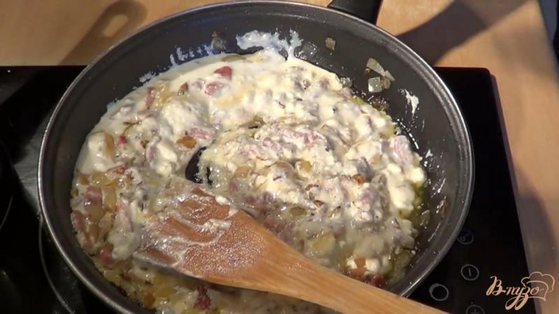 Фото приготовление рецепта: Спагетти с сыром рикотта и беконным соусом шаг №4