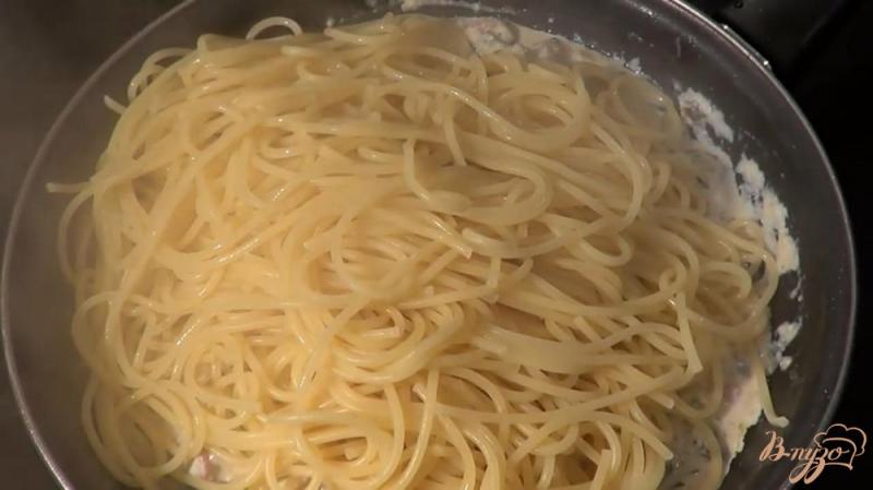 Фото приготовление рецепта: Спагетти с сыром рикотта и беконным соусом шаг №7