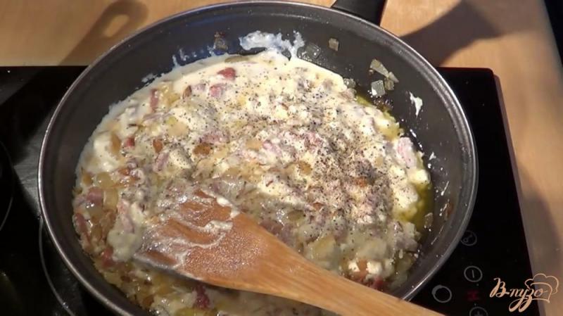 Фото приготовление рецепта: Спагетти с сыром рикотта и беконным соусом шаг №5