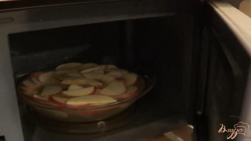 Фото приготовление рецепта: Яблочные розы из слоеного теста шаг №5